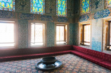 İstanbul, Türkiye - 27 Haziran 2014: İstanbul, Türkiye 'deki Topkapı Sarayı' nın içindeki lüks geleneksel oryantal oda.