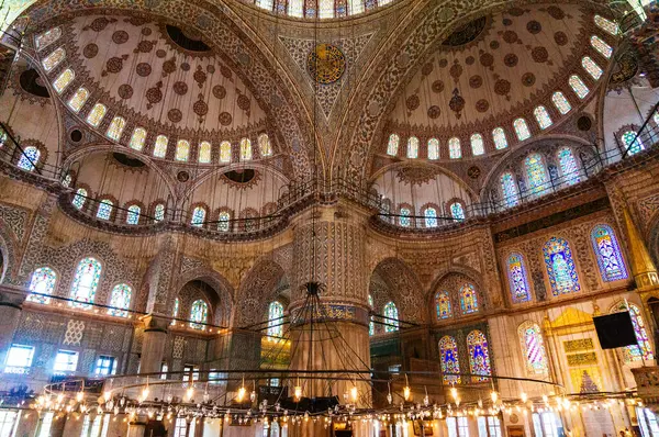 İstanbul, Türkiye - 26 Haziran 2014: İstanbul 'daki İslami Mavi Cami' nin içinde, Türkiye. Etkileyici mimari ve stil.