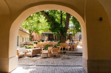 Cluj, Romanya- 24 Haziran 2014: Romanya 'nın Cluj kentinde dinlenen insanların bulunduğu güzel bir açık hava salonu pozu