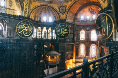 İstanbul, Türkiye - 26 Haziran 2014: İstanbul, Türkiye 'deki Ayasofya camisinin güzel iç mekanı