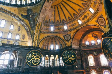 İstanbul, Türkiye - 26 Haziran 2014: Türkiye 'deki Ayasofya Müzesi' nin geleneksel içinin güzel pozu