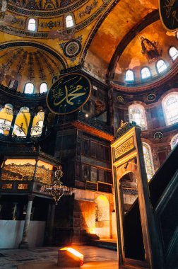 İstanbul, Türkiye - 26 Haziran 2014: İstanbul, Türkiye 'deki Ayasofya müzesinin güzel boyanmış duvarları