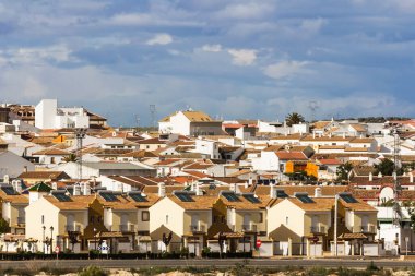 Bulutlu bir günde bir İspanyol köyündeki evlerin düzeni.