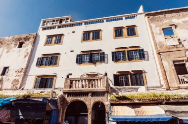 Marakeş, Fas - 6 Şubat 2015: Fas 'ta güneşli bir günde eski güzel bir binanın görüntüsü