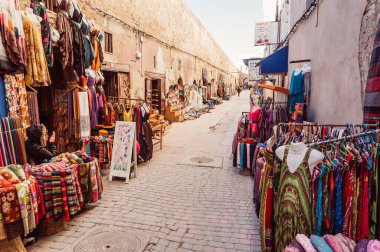 Marakeş, Fas - 6 Şubat 2015: Fas Çarşısı 'nda geleneksel giysi ve aksesuarlarla dolu bir cadde.