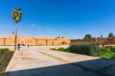 Marakeş, Fas - 8 Şubat 2015: Fas 'ta El Badi' nin güzel sarayına hayran olan ve poz veren turistler