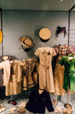 Londra, İngiltere - 7 Kasım 2013: Doğal Tarih Müzesi 'nde çok sayıda çocuk kıyafeti sergileniyor.