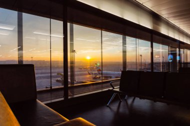 Londra, İngiltere - 2 Kasım 2013: İngiltere 'deki Londra havaalanından görüntüleme. Birkaç büyük uçak uçuş onayı bekliyor..