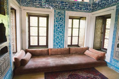 İstanbul, Türkiye - 26 Haziran 2014: İstanbul 'daki Topkapı Sarayı' ndaki Osmanlı sultanlarının büyük konutlarındaki lüks ve eski kanepenin payı.