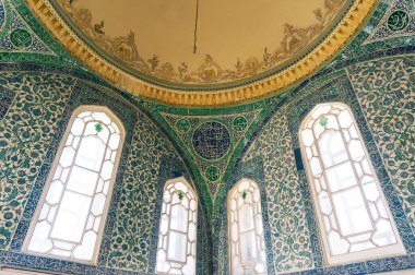 İstanbul, Türkiye - 26 Haziran 2014: İstanbul 'da renkli kiremitleri ve lekeli camları olan büyük Topkapı sarayının içi.