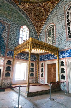 İstanbul, Türkiye - 26 Haziran 2014: İstanbul, Türkiye 'deki Topkapı Sarayı' nın harem bölümündeki boyanmış duvarlar ve lüks oda.