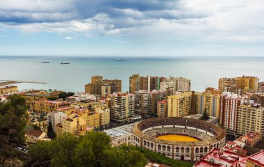 Malagueta ve İspanya 'nın Malaga kentindeki arenanın kuş bakışı manzarası..