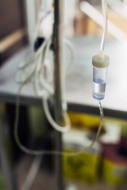 Bir hastayı tedavi etmek için tıbbi maddelerle dolu bir perfüzyon. 