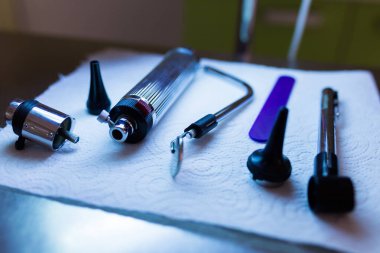 Veterinerlik ofisinde ameliyata hazırlanan temiz tıbbi ekipmanların kapatılması