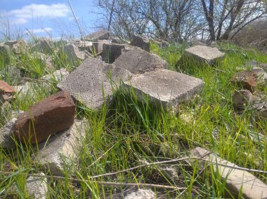 Yıkılmış eski bir evin yıkıntıları.