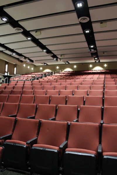 Ряди Червоного Театру Аудиторіум Сидіння — стокове фото