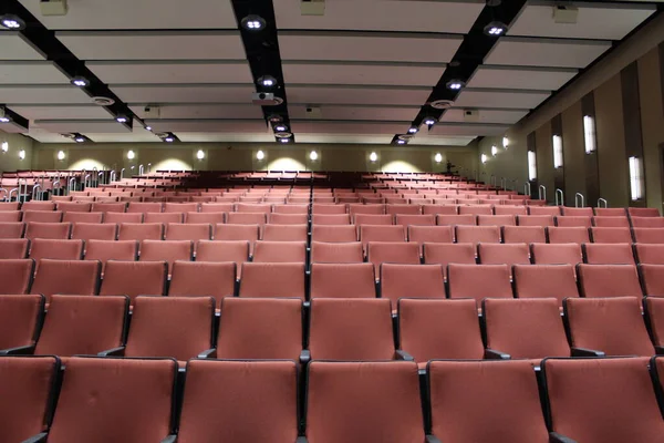 一排排空荡荡的红色剧场座位 — 图库照片