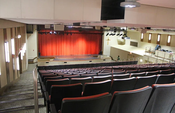 Teatro Auditorio Con Cortina Roja —  Fotos de Stock
