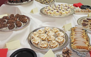 Partide Çeşit Çeşit Yemek Masası