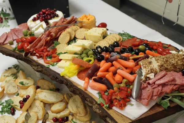 İki Katmanlı Şarküteri Taze Deli Yiyecekleri ile Yayılmış