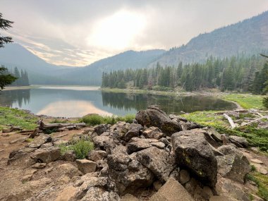 Çilek Dağı 'nda yoğun duman var. John Day yakınlarındaki güzel Çilek Gölü 'nde yangın çıktı..