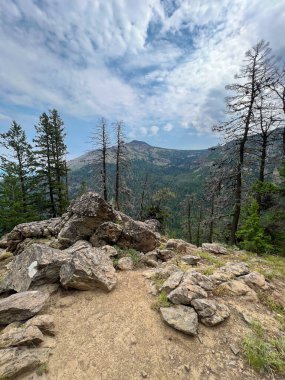 Slide Lake Trail, Orta Oregon 'daki çok popüler Strawberry Gölü yakınlarındaki Strawberry Mountain Wilderness' da daha az kullanılan bir patikadır..