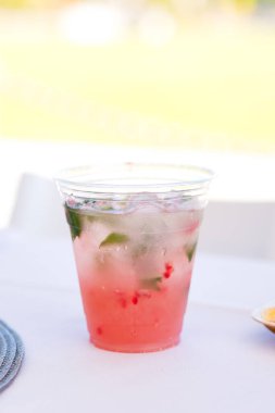 Ayık bir çift için alkolsüz bir düğünde moktail..