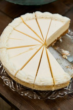 Düğün resepsiyonu tatlı büfesi. Konuklar için dilimlenmiş peynirli kek hazır..