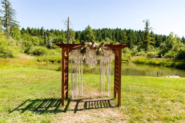 Seremoniden önce dantelle süslenmiş açık hava düğün pergola çardağı..