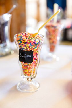 Bir düğün resepsiyonunda dondurma büfesi için cam kavanozdaki kırışıklıklar..