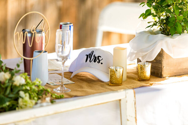 Миссис шляпа в белом для невесты на свадебном приеме.