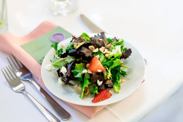 Oregon 'da bir düğün resepsiyonunda meyveli salata..