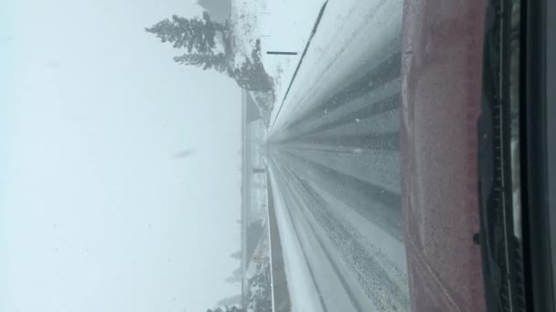 オレゴン州の冬の気象運転条件の垂直Hd映像は 旅行中に雪が危険な道路に降りてくる 高品質のフルHd映像 — ストック動画