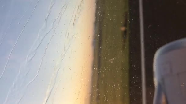 Regnigt Väder Med Vattnet Från Regnet Som Rinner Över Ett — Stockvideo
