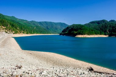 Vahşi somon popülasyonları için büyük kuraklık ve endişe yumurtlamak için akıntıya karşı gidebilmeleri bu gölde su üretimini etkilemiştir..