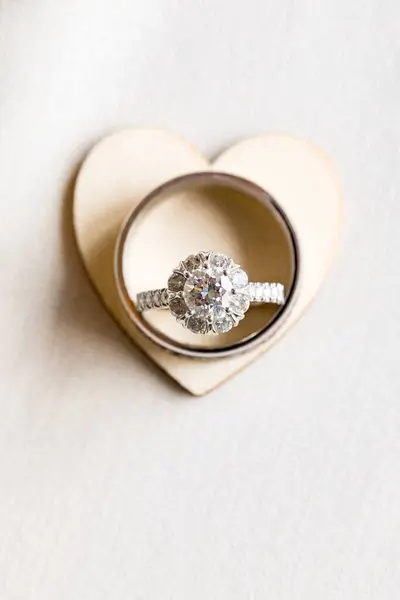 Jegygyűrűk Menyasszony Vőlegény Fényképezett Egy Szív Egy Fehér Asztal Egy — Stock Fotó