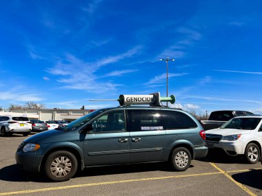 21 Mart 2023 'te Springfield' daki bu minivanın tepesine soykırım iğnesi bağlanmış bir aşı protestocusu aracı bulundu..