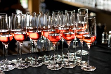 Oregon 'da bir düğün resepsiyonunda kadeh kaldırmaya hazır çilek şarabı..