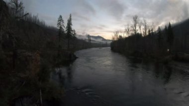 Sonbaharda doğan güzel McKenzie Nehri 'nin 4K görüntüsü. Su akıyor ve 2020 'de bu bölgede meydana gelen Holiday Farm Fire' ın yanık bölümünde balık tutmak için harika görünüyor..