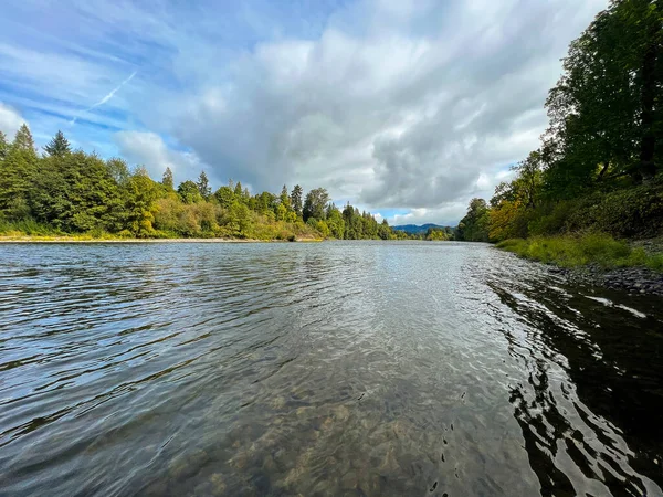秋天开始于俄勒冈州下麦肯锡河 靠近斯普林菲尔德镇 这种尾水一年四季都有很好的钓鱼和划船机会 图库图片