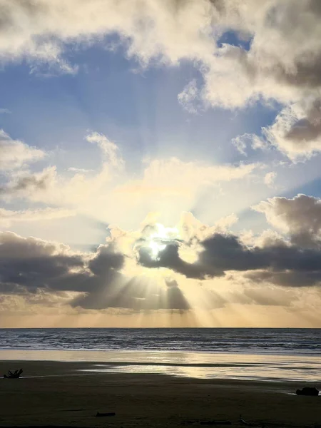 Oregon Solnedgång Med Några Fantastiska Natursköna Moln Över Stranden Och Stockbild
