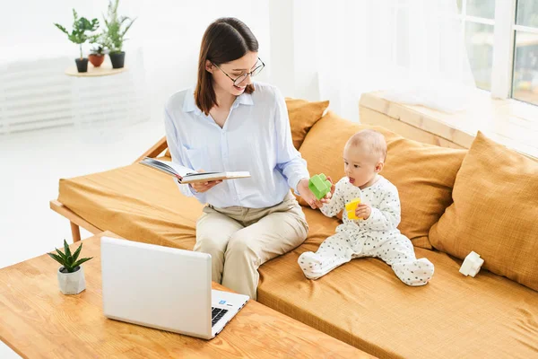 Молодая Мать Одиночка Маленьким Новорожденным Сыном Пользуется Ноутбуком Ищет Интернете Стоковое Изображение