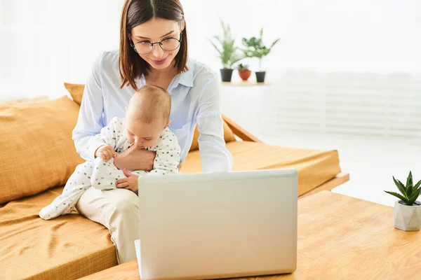 Молодая Мать Одиночка Маленьким Новорожденным Сыном Пользуется Ноутбуком Ищет Интернете Стоковое Изображение