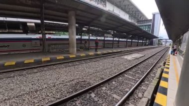 Modern Üstgeçitli Boş Tren İstasyonu Platformu