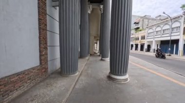 Kentsel Sokak Sahnesinde Büyük Mimari Sütunlar