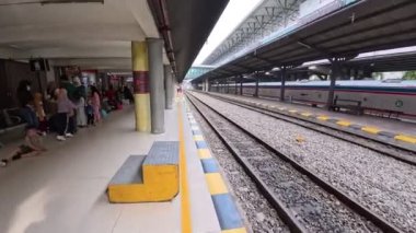 Bekleyen Yolcularla Meşgul Tren İstasyonu Platformu