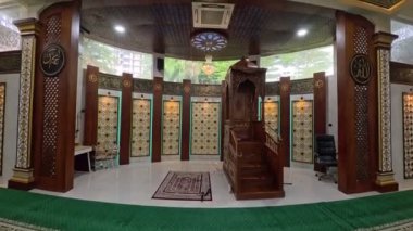 Zarif Minbar Tasarımlı Karmaşık Cami İçmimarisi