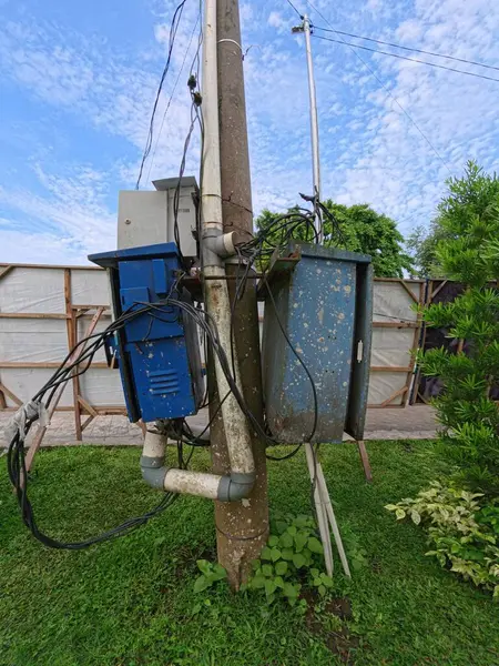 Dışarıdaki Elektrik Kutusunda İki Hava Durumu Kutusu