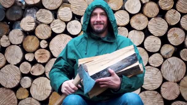 一个带着斧头的大胡子男人的画像 带着斧头的留胡子的伐木工 一个拿斧头拿着木柴的人力量 自然主义的概念 — 图库视频影像
