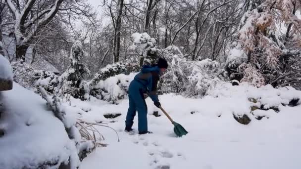 Glückliche Junge Frau Räumt Schnee Garten Neben Dem Haus Porträt — Stockvideo